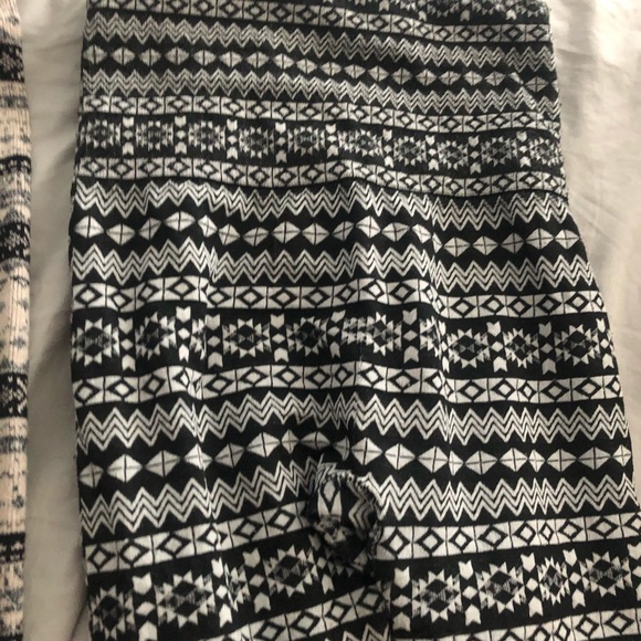 Two pairs of pattern leggings - Picture 3 of 7